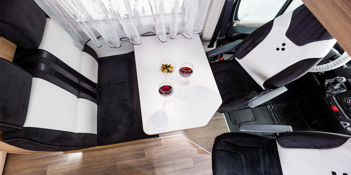 Bravia Swan 599 Edition 30 Van Sitzgruppe mit Tisch