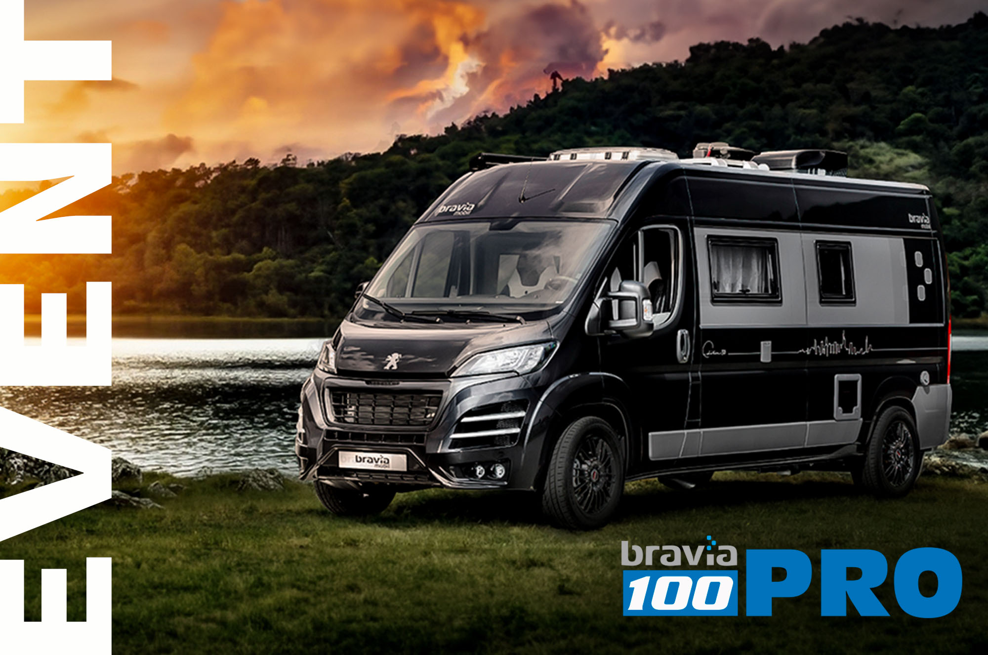 Schwarzer Bravia Van 599 oder 636 Aussenansicht. Van steht am See bei Sonnenuntergang im Hintergrund sind berge zu sehen.