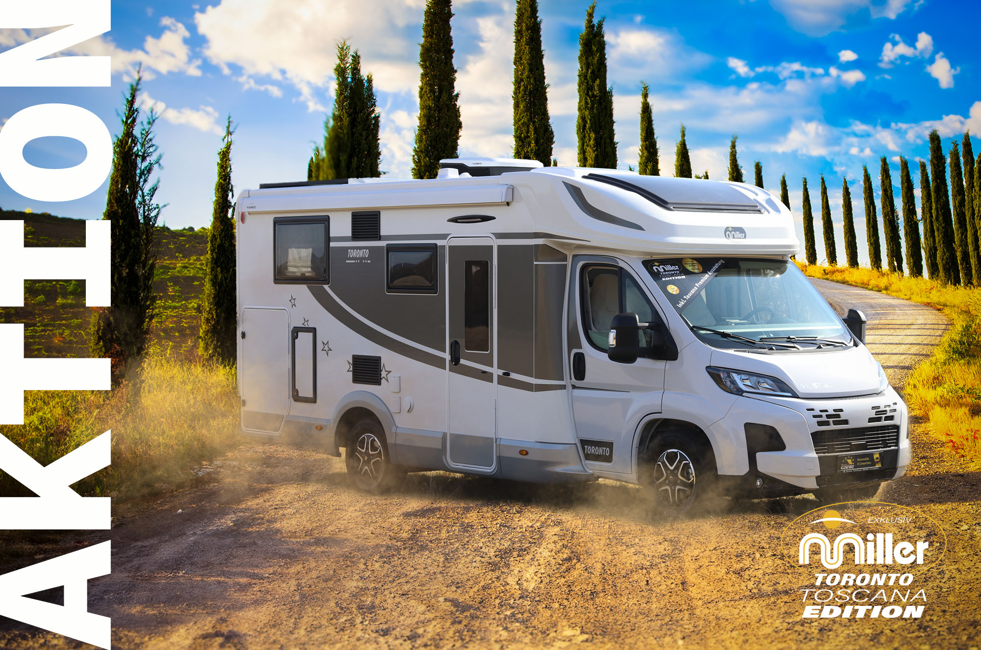Weißes Wohnmobil mit grauen Flächen auf einem Sandweg stehen in der Toscana mit Zypressen im Hintergrund