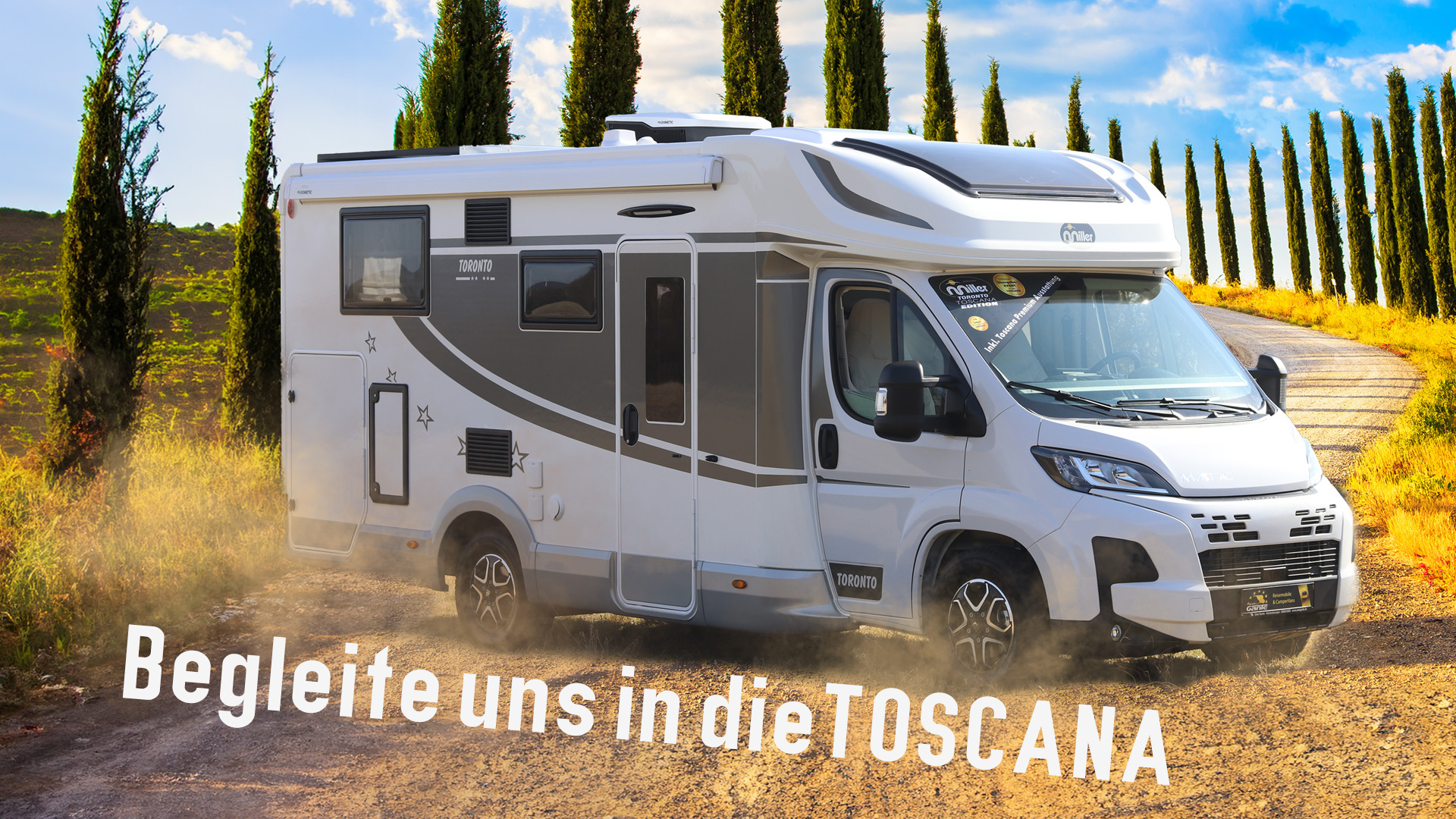 weisses Wohnmobil marke Miller Toscana Aussenfoto auf einer sandtsraße  in der toscana lebendbäume säumen die straßenränder mit link zum video auf youtube.